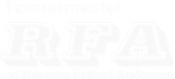 Logo for Tømrermester RFA i hvid udgave, tilpasset en mørk baggrund i sidefoden.